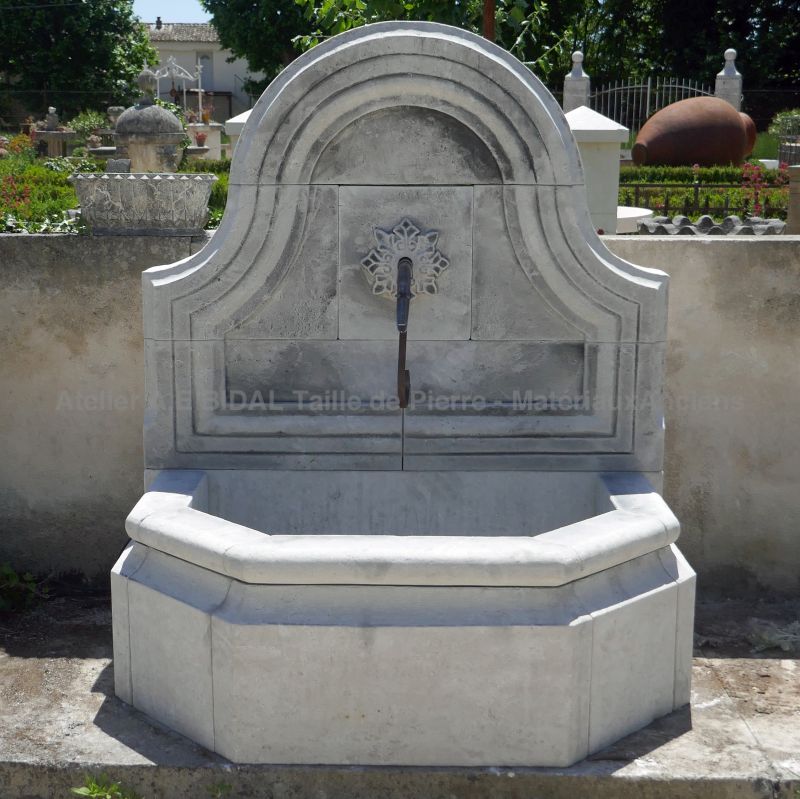 Élément de décoration en pierre : belle petite fontaine de jardin de l'atelier Alain BIDAL (Provence)