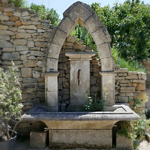 Fontaine décorative en pierre naturelle par l'artisan tailleur de pierre en Provence Alain Bidal.