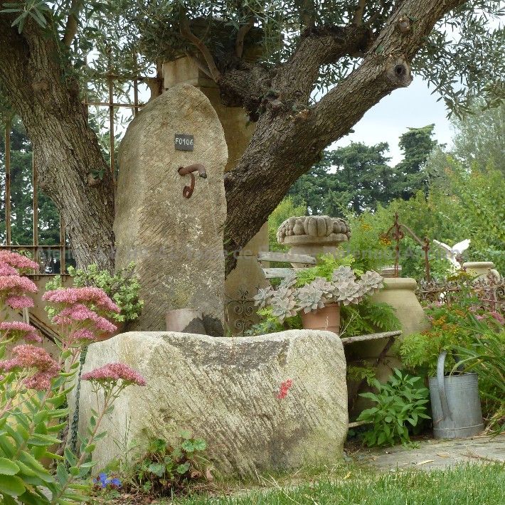 Petite fontaine de style rustique murale - Borne à eau en pierre de Provence - Atelier Alain BIDAL (Provence)