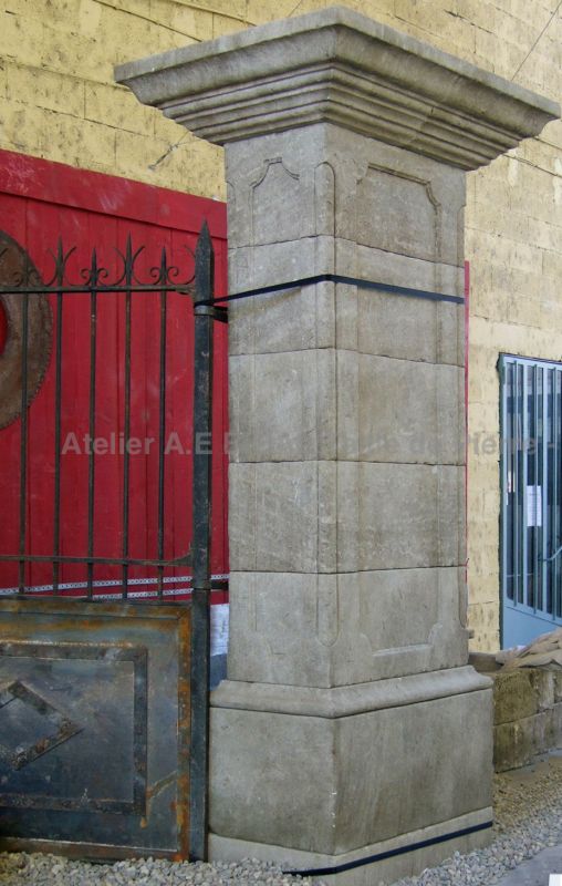 Imposants piliers en pierre - éléments décoratifs en pierre de taille.