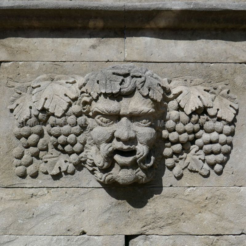 Carved stone water outlet on the pediment of our garden fountain | Sale of stone fountains and stone basins in Provence at Atelier Bidal.