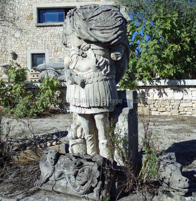 Période antiquité romaine : statue décorative toute en sculpture de pierre.