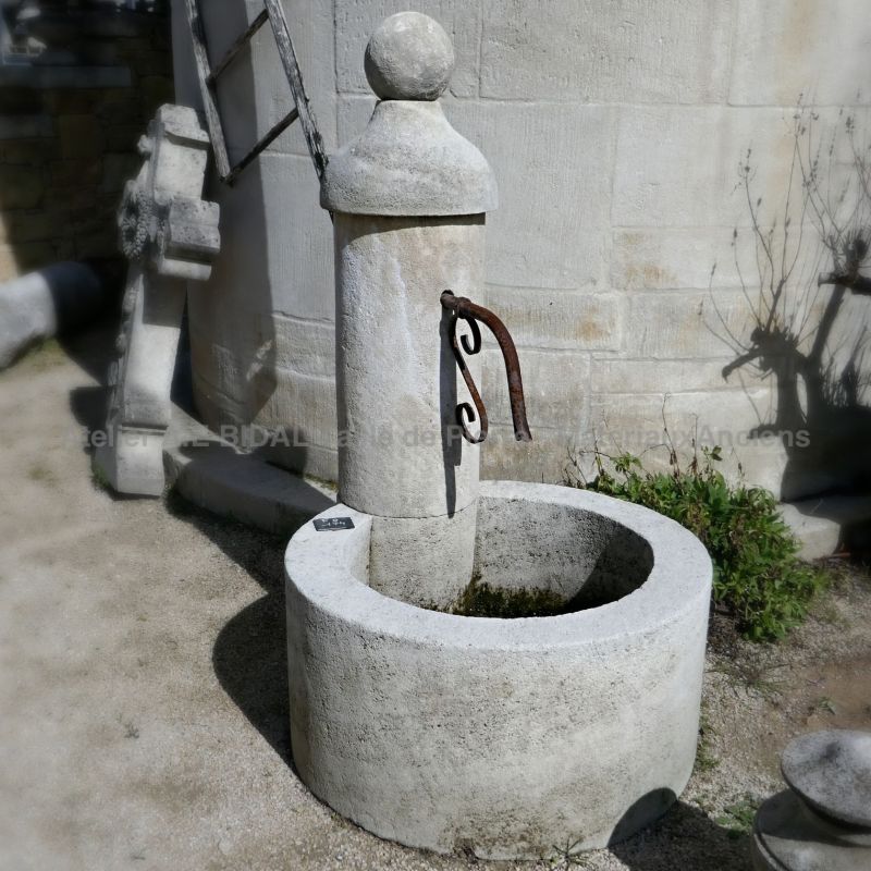 Petite fontaine de jardin ronde en pierre naturelle | Borne à eau en pierre pour déco du jardin pas cher.