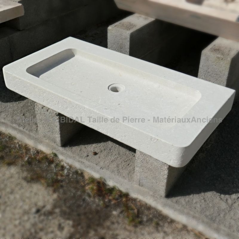 Pile provençale en pierre blanche taillée sur mesure par les artisans de l'Atelier Alain Bidal en Provence.