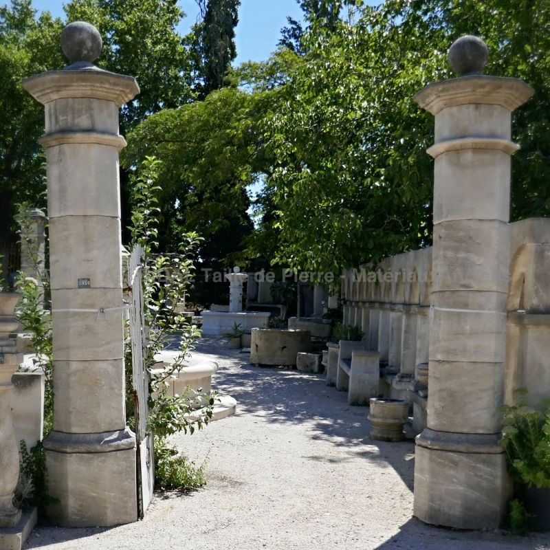 Beaux piliers en taille de pierre de Provence par l'entreprise artisanale Bidal.