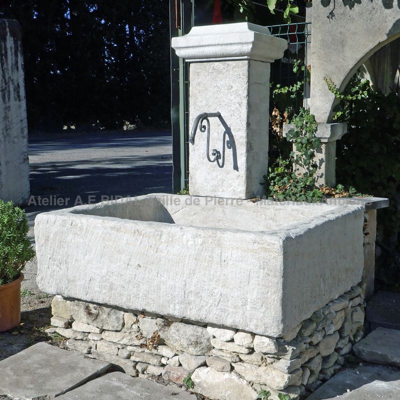 Fontaine Provençale en pierre naturelle - Fontaine à eau de l'atelier Alain Bidal (Provence).