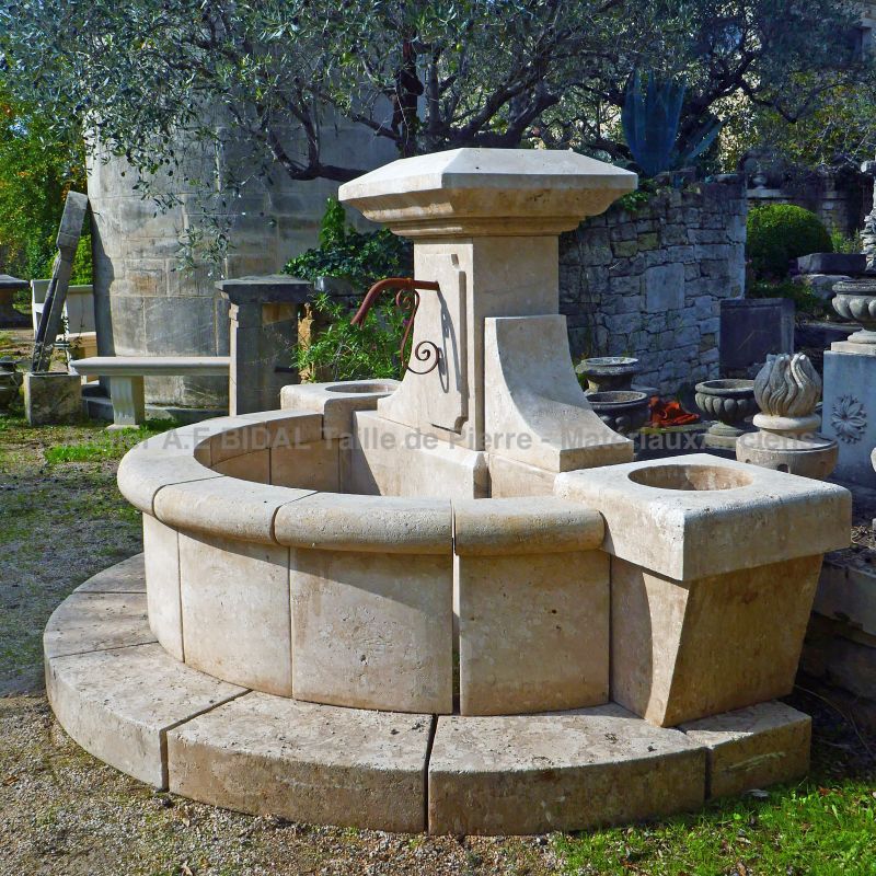 Fontaine de Provence : une élégante fontaine murale en pierre naturelle par le tailleur de pierre Alain BIDAL