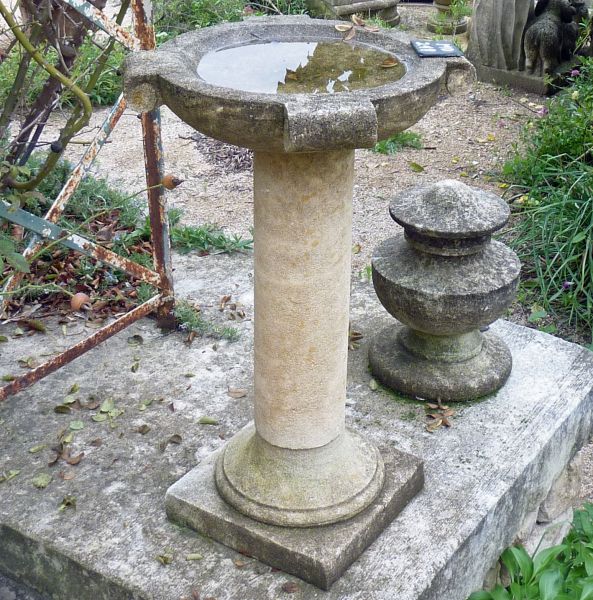 objet déco en pierre pour l'extérieur: vasque en pierre de style rustique "bain à oiseau".