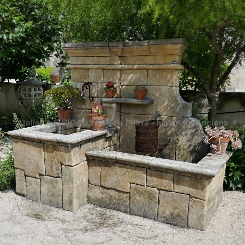 Fontaine de jardin en pierre naturelle | Taille de pierre selon un procédé artisanal.