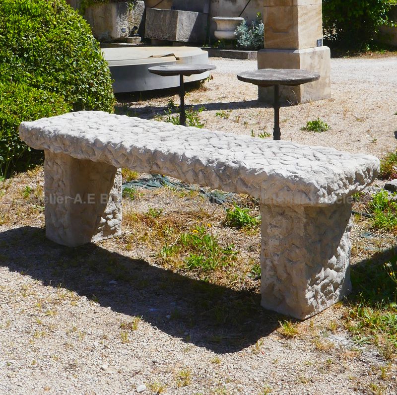 Banc en pierre pour aménagement extérieur | Taille de pierre soignée de l'Atelier Alain Bidal en Provence