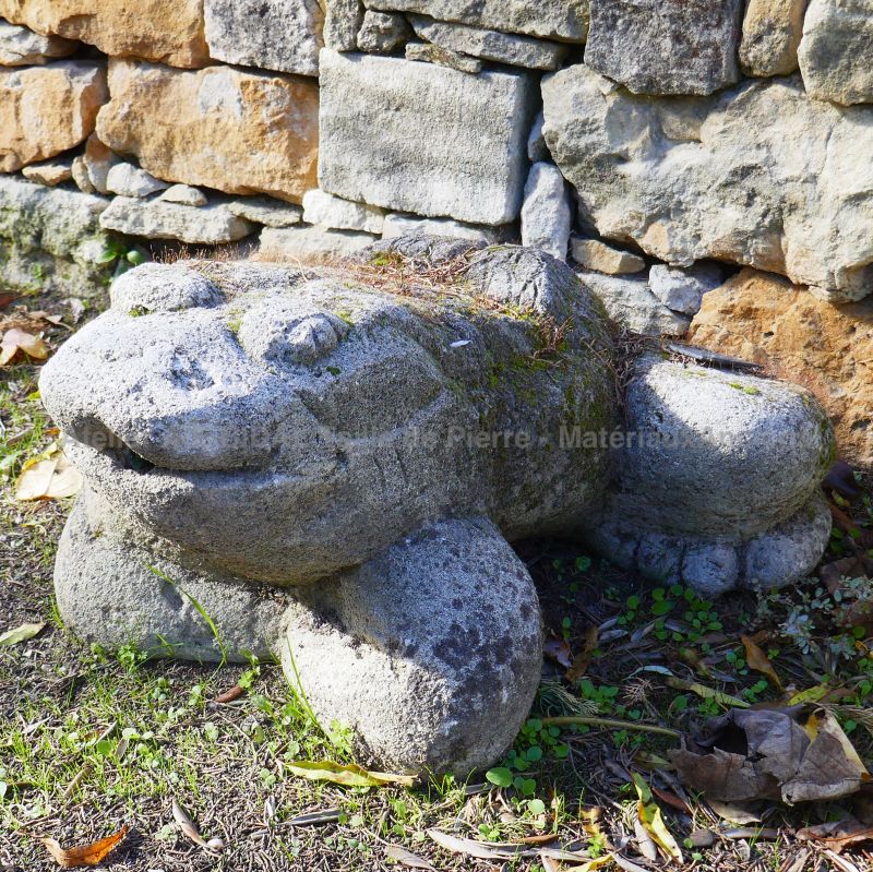 Grenouille en pierre sculptée - Sculpture en pierre de l'Atelier Alain BIDAL, tailleur de pierre