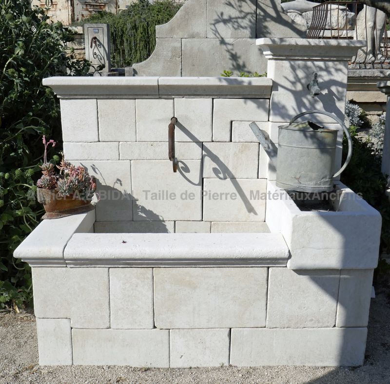 Large wall fountain in Avy stone: a beautiful element of garden decoration.