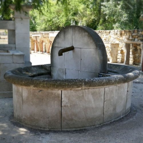 Fontaine de jardin taillée en pierre naturelle de la région PACA - Atelier Alain BIDAL (Provence)