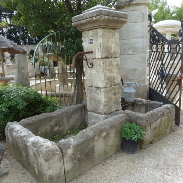Fontaine en pierre à l'allure authentique - style Berger - Atelier Alain BIDAL (Provence)