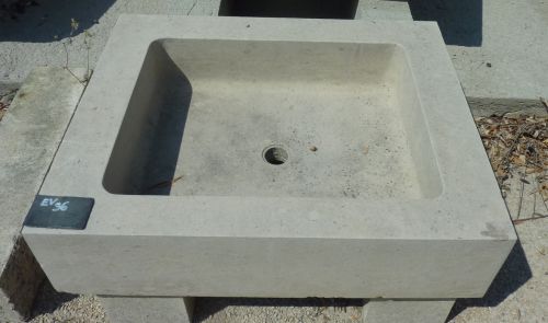 Evier en pierre naturelle française polyvalent pour aménagement extérieur ou intérieur - Atelier Alain BIDAL (Provence)
