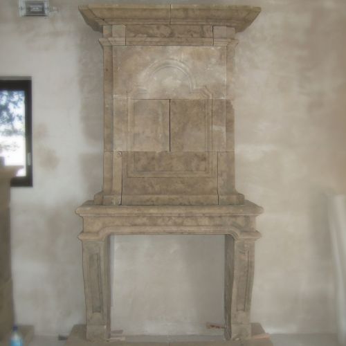 Cheminée de style Louis XIII en pierre de Provence - Atelier Alain Bidal (Provence)