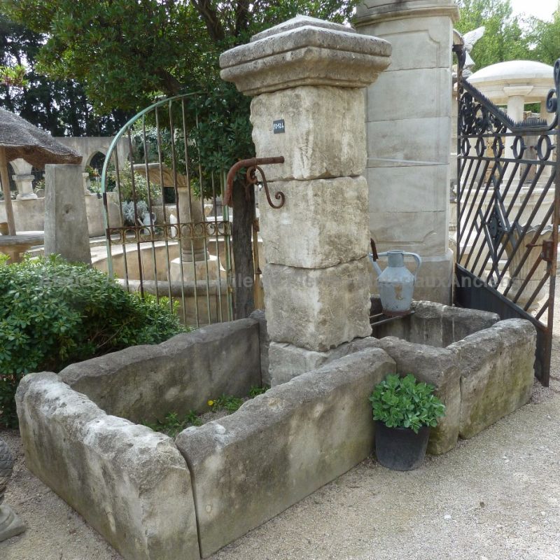Fontaine en pierre à l'allure authentique - style Berger - Atelier Alain BIDAL (Provence)