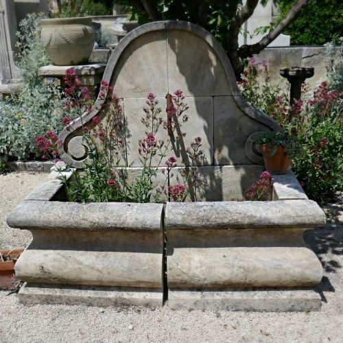 Fontaine murale de jardin de forme "chapeau de gendarme" - Atelier Alain BIDAL (Provence)