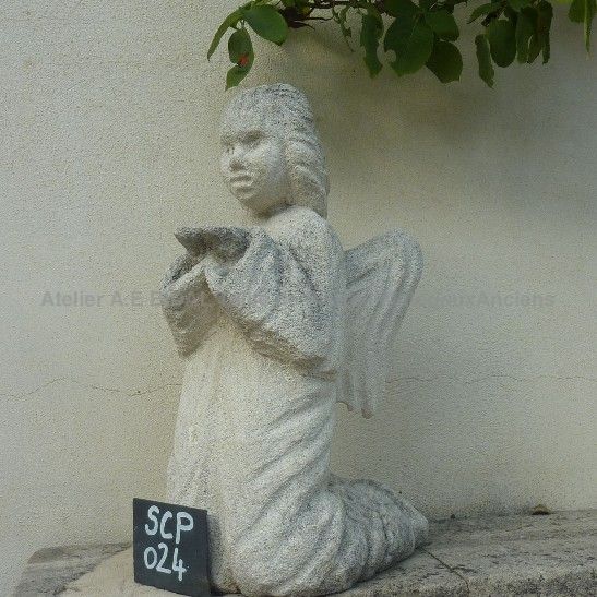 Bel angelot, statue de jardin qui possède  beaucoup de cachet.