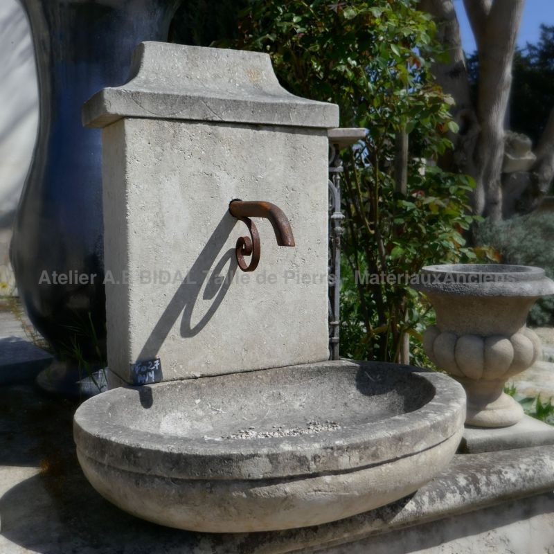 Le tailleur de pierre Alain Bidal vous présente cette petite fontaine de jardin en pierre | Borne à eau en pierre naturelle.
