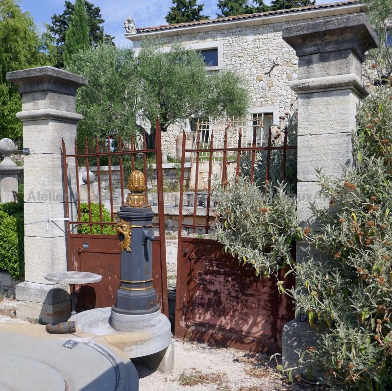 Piliers en pierre de taille, réalisation artisanale des ateliers Alain Bidal à l'Isle sur la Sorgue.