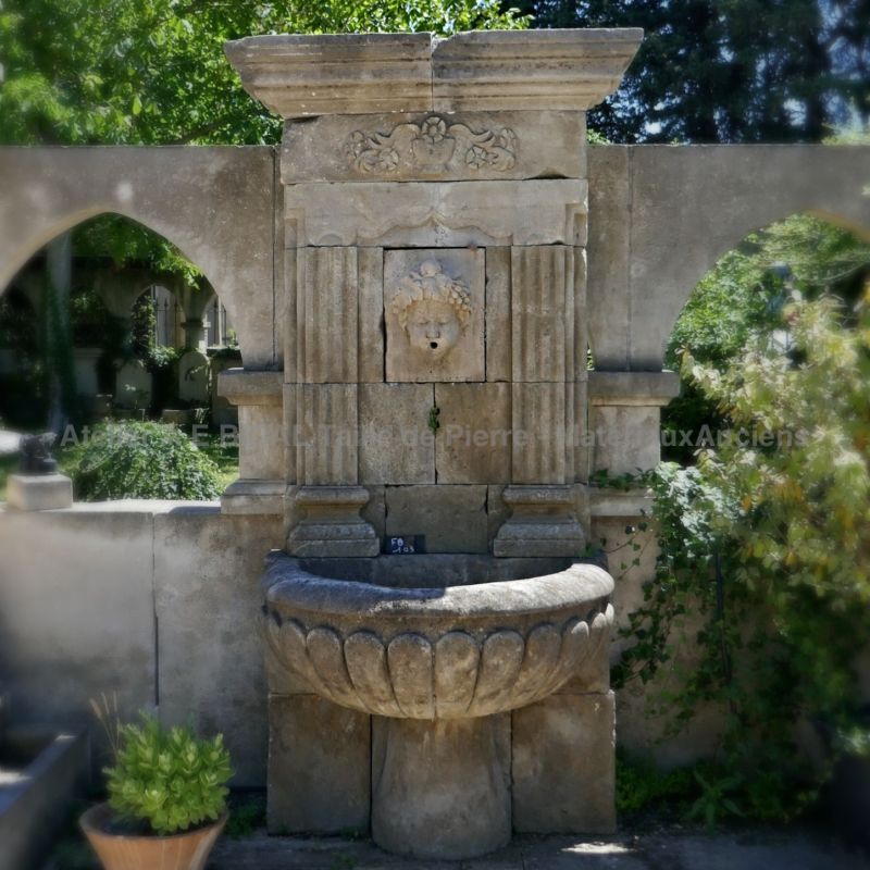 Fontaine en pierre du Lubéron, sculpture en pierre de grande qualité effectuée par notre tailleur de pierre.