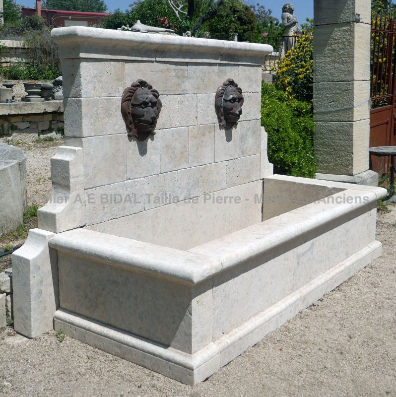 Fontaine de jardin en pierre de taille (pierre d'Avy) par Atelier Alain BIDAL