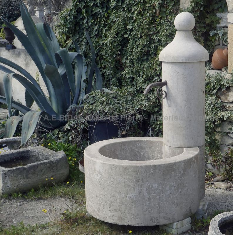 Fontaine de Provence en pierre naturelle par le tailleur de pierre Alain Bidal, Provence