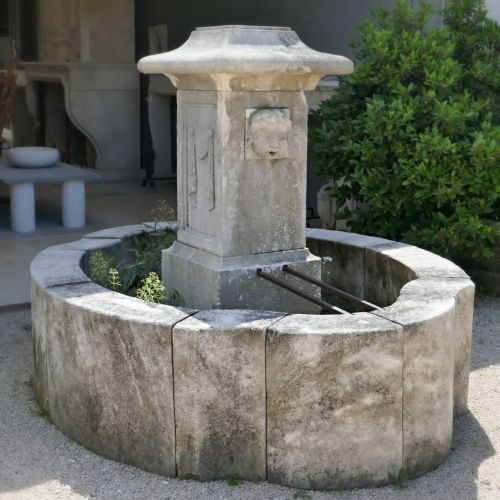 Fontaine provençale en pierre pour l'aménagement du jardin - Atelier BIDAL
