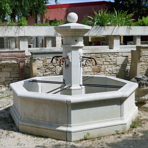 Large fontaine provençale en pierre par notre artisan tailleur de pierre de l'Isle sur Sorgue : Alain BIDAL.