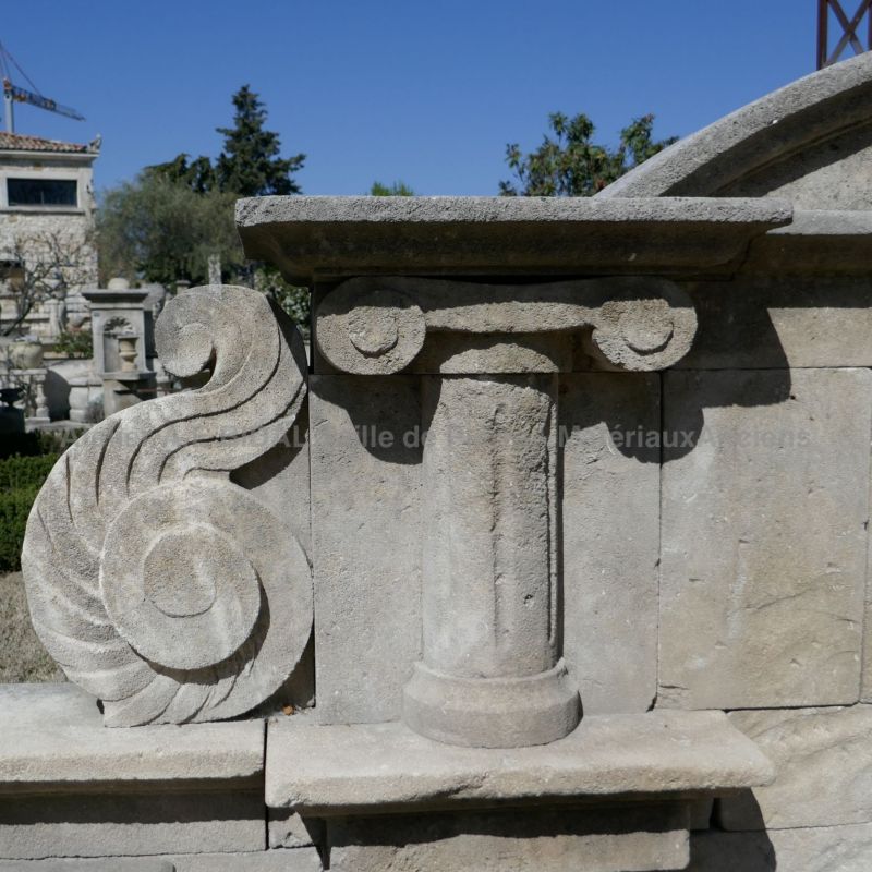 Pediment of our stone garden fountain | Sale of stone fountains and stone basins in Provence at Atelier Bidal.