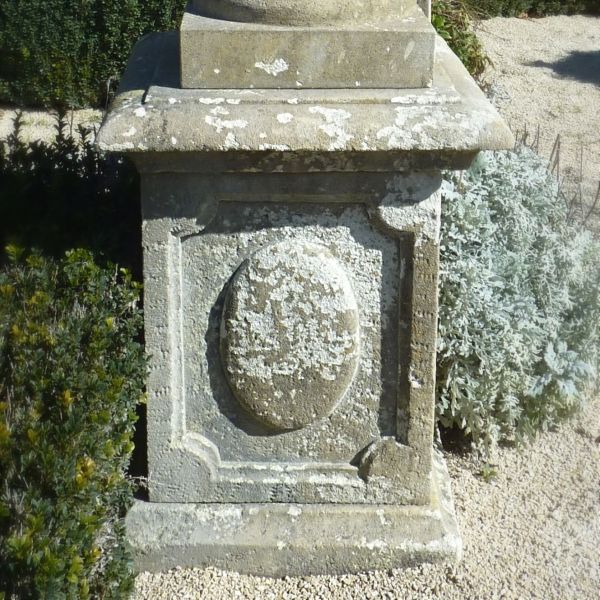 Stone pedestal for Medici vase or statue | Garden plinth crated in natural stone.