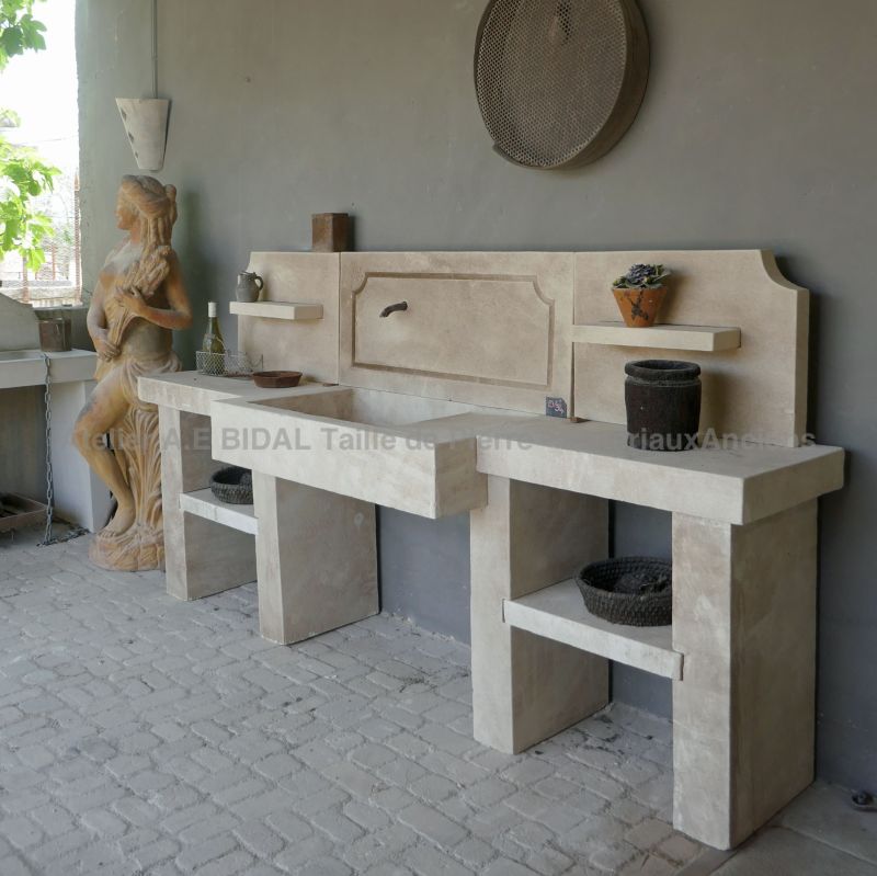 Mobilier d'extérieur : cuisine d'été en pierre de taille signée Atelier Alain BIDAL