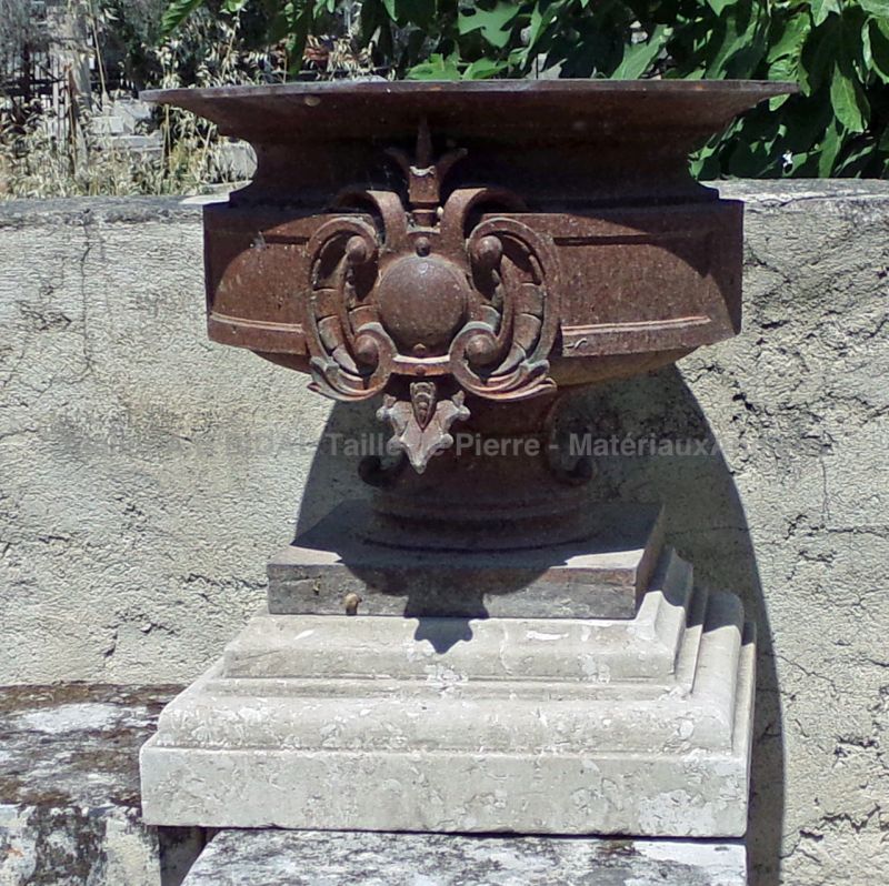 Socle en pierre et Vase en fonte pour sublimer votre jardin - Atelier Alain BIDAL (Provence)