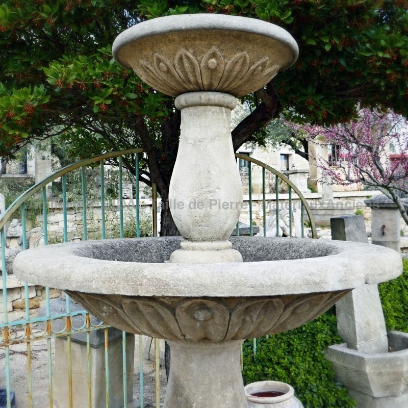 Le spécialiste en Provence de la taille de pierre vous présentent cette fontaine de village : Alain BIDAL.