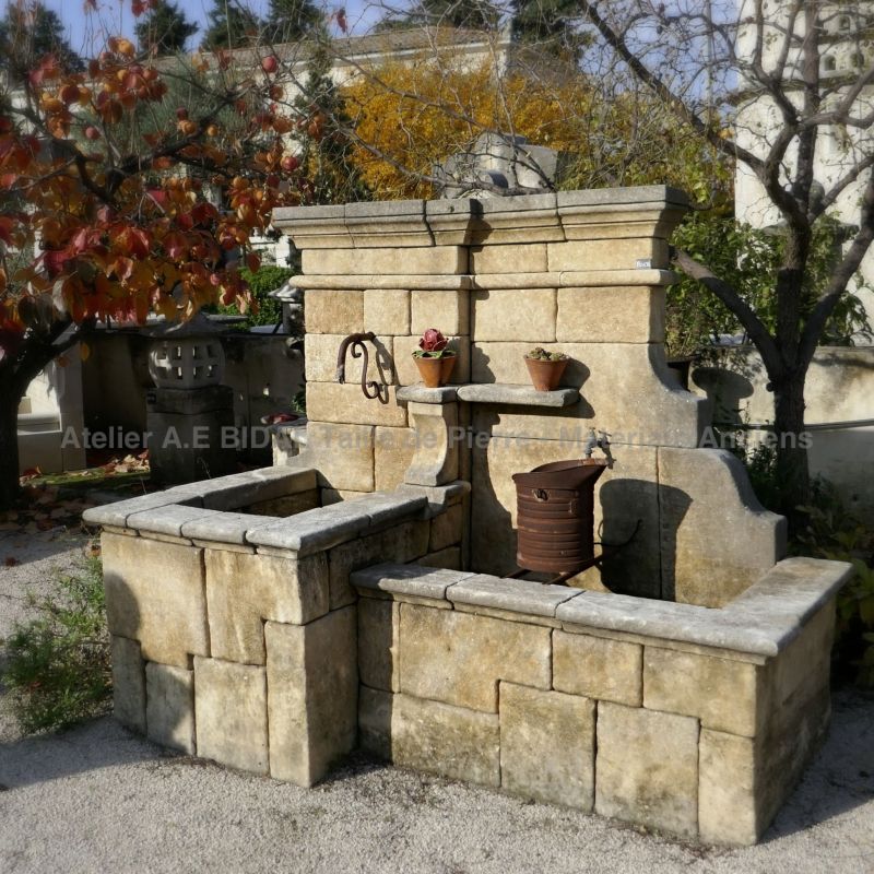 Fontaine artisanale pour jardin en pierre française - création soignée Atelier Alain Bidal