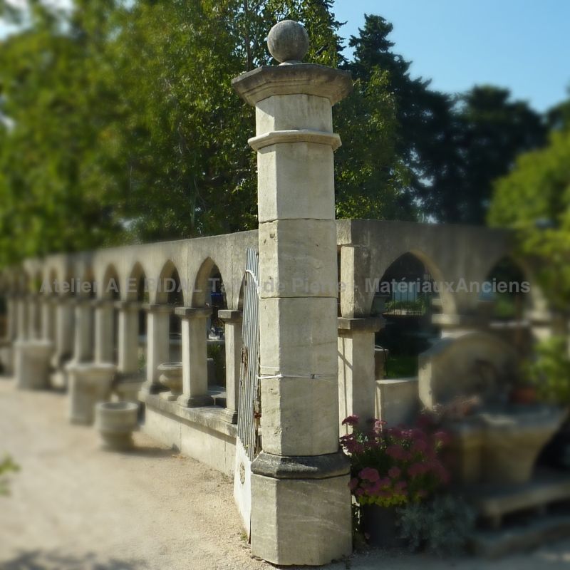 Des piliers en taille de pierre pour aménagement extérieur.