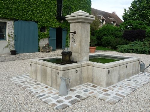 Comment installer une fontaine en pierre soi-même. L'Atelier BIDAL répond à toutes vos questions à ce sujet !