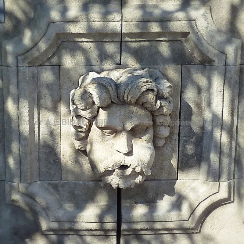 Hand sculpted Aeolus' face on our rustic stone fountain  - Atelier Alain BIDAL (Provence)