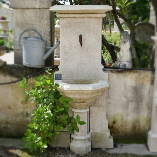 Elegant Gothic-style fountain in stone - Decorative fountain in natural stone from Atelier Alain BIDAL, Provence