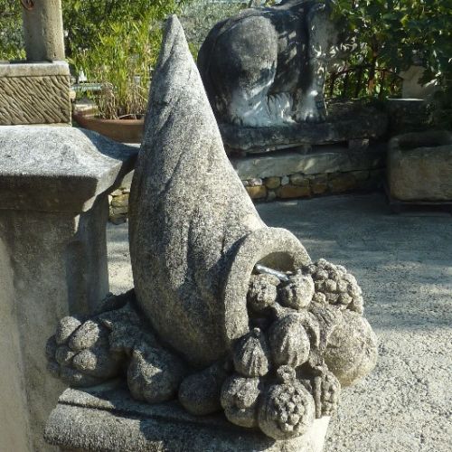 Corne d'abondance par l'atelier Bidal en Provence - sculpture en pierre.