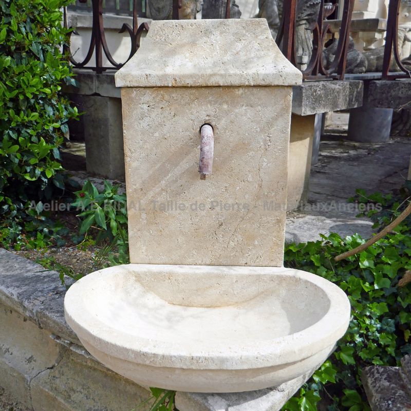 Petite fontaine de jardin en pierre naturelle par le tailleur de pierre en Provence Alain BIDAL