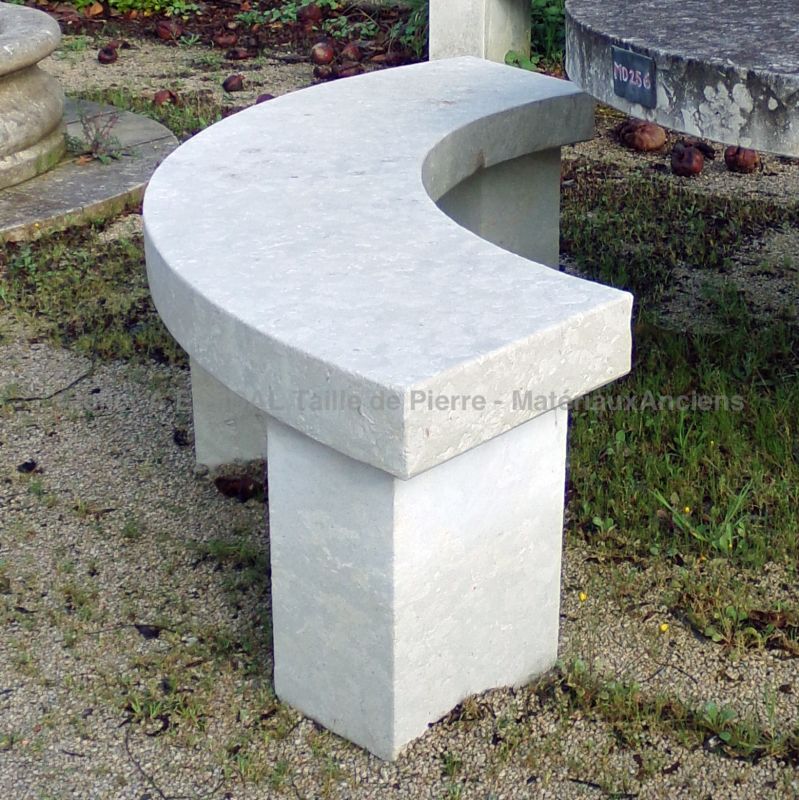 Frost-resistant stone bench : a long, curved garden bench - Atelier Alain Bidal (Provence)