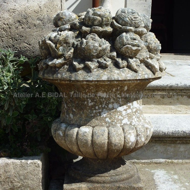 Vase en pierre par Alain Bidal - meuble et déco avec taille de pierre artisanale.