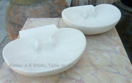 Soap-holder in carved limestone : a small shell in stone for an elegant bathroom