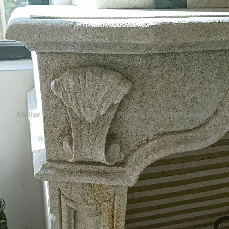 Fireplace with an over-mantle crafted in natural limestone from Provence - Atelier Alain BIDAL (Provence)