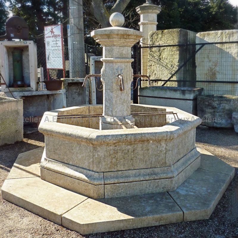 Fontaine centrale octogonale, une réalisation artisanale du tailleur de pierre Alain Bidal dans le Vaucluse.