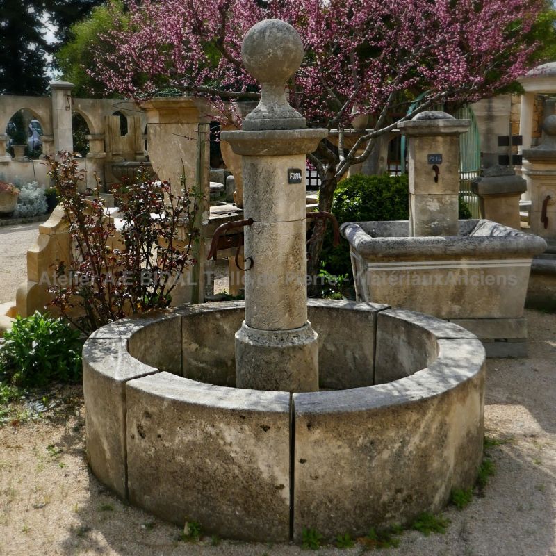 Fontaine en pierre de réalisation artisanale du tailleur de pierre Alain Bidal, Provence