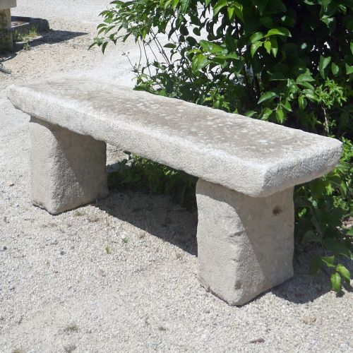 Banc en pierre naturelle pour aménagement extérieur | Taille de pierre soignée de l'Atelier Alain Bidal.