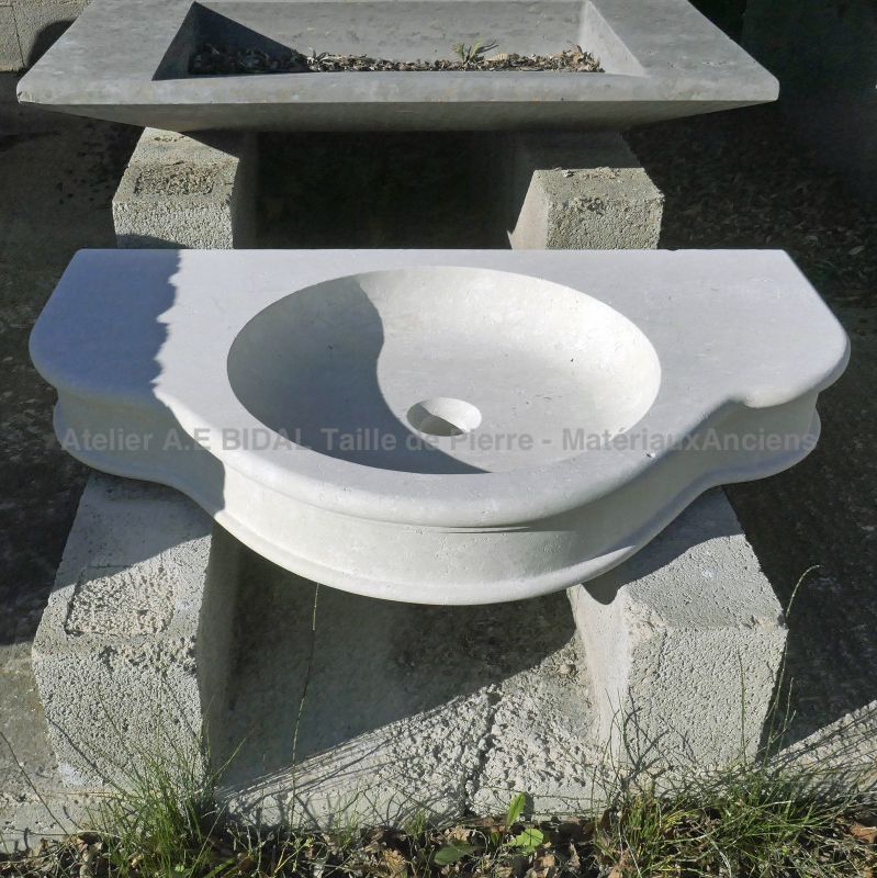 Charmant petit évier pour salle de bain par le tailleur de pierre Alain BIDAL